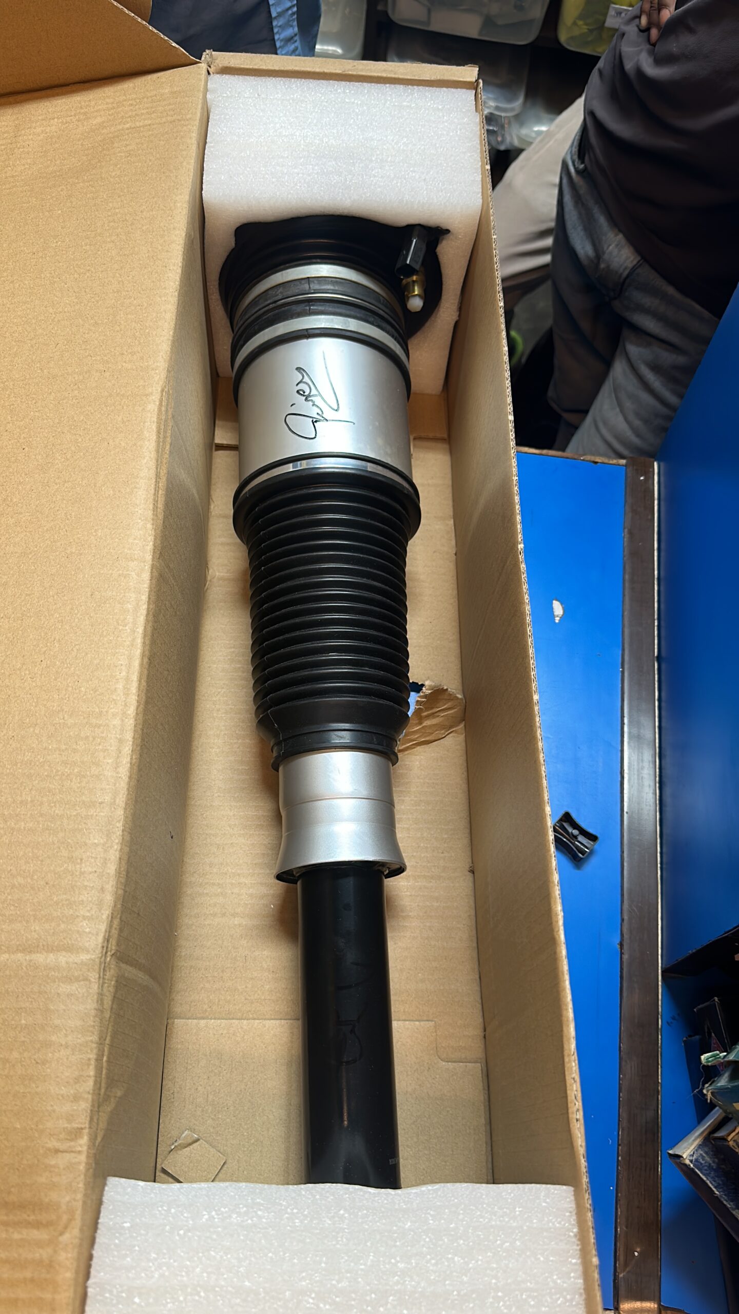 AUDI A8 REAR AIRMATICK SHOCKER
